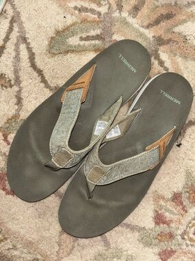 Merrell  canvas Olive Green and Tan Sz 9 Women's Slip-On Sandal Flip Flops